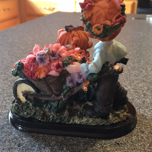 Bundle of ceramic cherubs figurines with floral scenery. - Picture 10 of 16